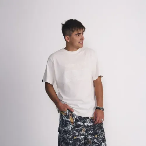 Polera Masculina Manga Corta Con Estampado Y Bordado Frotal