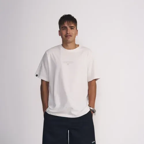 Polera Masculina Manga Corta Basica Con Estampado Pequeño En El Centro