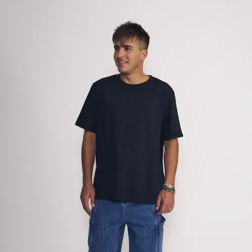 Polera Masculina Manga Corta Basica Con Bordado Corporativo Al Tono En Pecho Negro