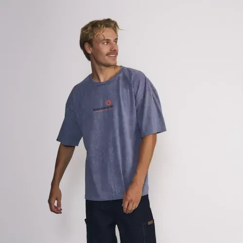 Polera Masculina Manga Corta Lavado Al Tono Con Estampado En Frente Y Espalda